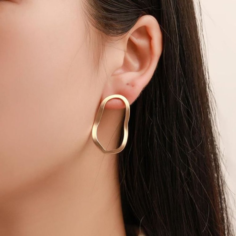 Gold Wavy Oval Geometric Stud Earring